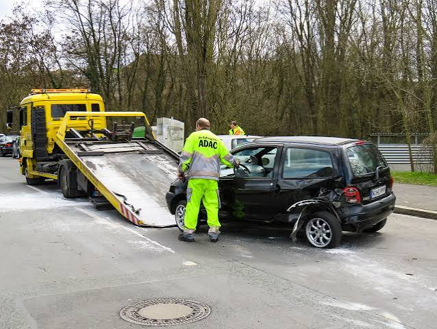 Odtah poškozeného osobního automobilu na plošině